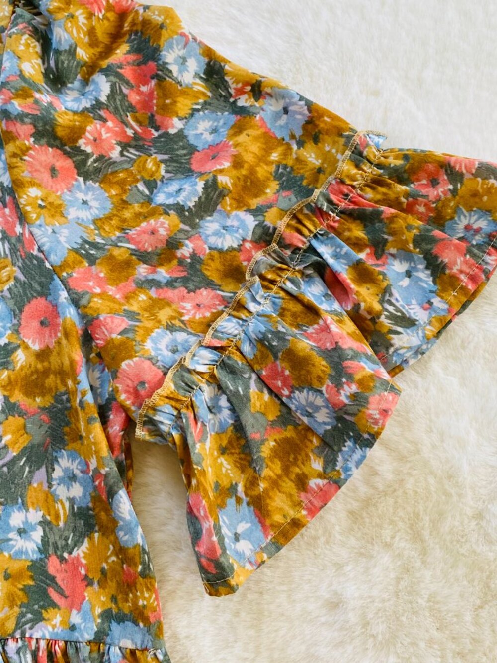 Hayden Floral Blouse Size M Flutter Sleeves Relaxed Fit Excellent Condition - Picture 4 of 9